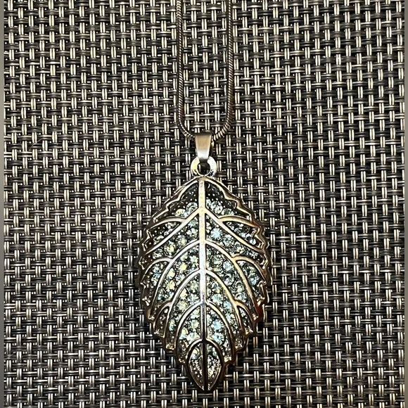 Sparkly Gunmetal Silver-tone Leaf Pendant and Necklace - Picture 4 of 10